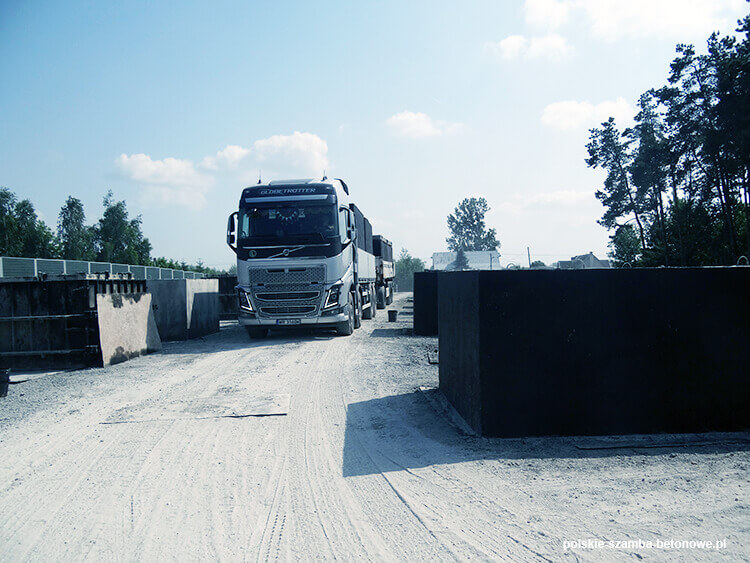 Transport szamb betonowych  w Łęczycy